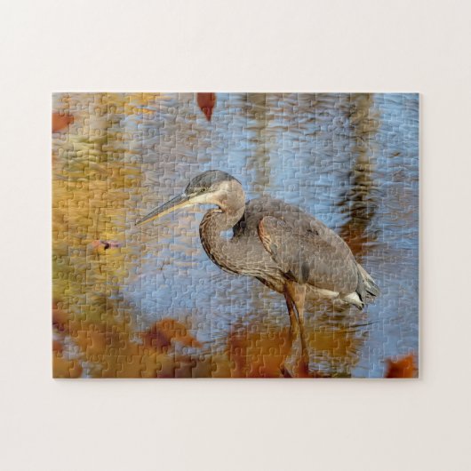 Grote blauwe reiger omlijst met herfstloof legpuzzel (Horizontaal)