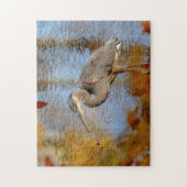 Grote blauwe reiger omlijst met herfstloof legpuzzel (Verticaal)