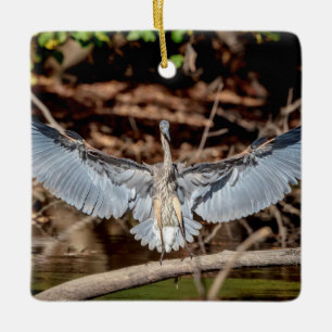 Grote blauwe reiger op een stam keramisch ornament
