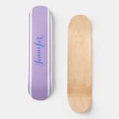 Grote Blauwe Script Naam, Lavendelstrepen op Wit Persoonlijk Skateboard (Voorkant)