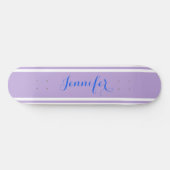Grote Blauwe Script Naam, Lavendelstrepen op Wit Persoonlijk Skateboard (Horizontaal)