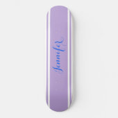 Grote Blauwe Script Naam, Lavendelstrepen op Wit Persoonlijk Skateboard (Voorkant)