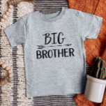 Grote Broer | Bijpassende familie van een broer of<br><div class="desc">Aangepaste gedrukte kleding gepersonaliseerd met "Big Brother"-afbeelding in trendy moderne lettertypen met een booho-pijlontwerp. Perfect voor een zwangerschapsaankondiging foto of een cadeau voor oudere broers en zussen wanneer er een nieuwe baby komt! Gebruik de designtools om de kleuren te bewerken of je eigen tekst en foto's toe te voegen aan...</div>