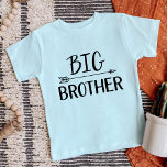 Grote Broer | Bijpassende familie van een broer of<br><div class="desc">Aangepaste gedrukte kleding gepersonaliseerd met "Big Brother"-afbeelding in trendy moderne lettertypen met een booho-pijlontwerp. Perfect voor een zwangerschapsaankondiging foto of een cadeau voor oudere broers en zussen wanneer er een nieuwe baby komt! Gebruik de designtools om de kleuren te bewerken of je eigen tekst en foto's toe te voegen aan...</div>