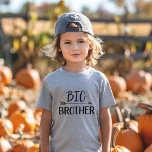 Grote Broer | Bijpassende familie van een broer of<br><div class="desc">Aangepaste gedrukte kleding gepersonaliseerd met "Big Brother"-afbeelding in trendy moderne lettertypen met een booho-pijlontwerp. Perfect voor een zwangerschapsaankondiging foto of een cadeau voor oudere broers en zussen wanneer er een nieuwe baby komt! Gebruik de designtools om de kleuren te bewerken of je eigen tekst en foto's toe te voegen aan...</div>