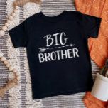 Grote Broer | Bijpassende familie van een broer of T-shirt<br><div class="desc">Aangepaste gedrukte kleding gepersonaliseerd met "Big Brother"-afbeelding in trendy moderne lettertypen met een booho-pijlontwerp. Perfect voor een zwangerschapsaankondiging foto of een cadeau voor oudere broers en zussen wanneer er een nieuwe baby komt! Gebruik de designtools om de kleuren te bewerken of je eigen tekst en foto's toe te voegen aan...</div>