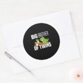 Grote broer van tweeling dinosaurus dino ronde sticker (Envelop)