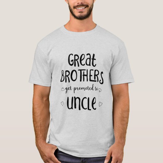 Grote broers worden gepromoot bij oom t-shirt (Voorkant)