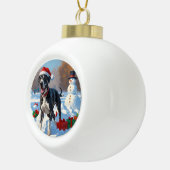 Grote Deen Hardlopen in Sneeuw Met Kerst Pet Keramische Bal Ornament (Rechts)