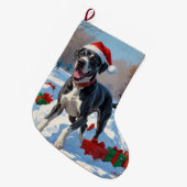 Grote Deen Hardlopen in Sneeuw Met Kerst Pet Kerstsok (Voorkant (Hangend))