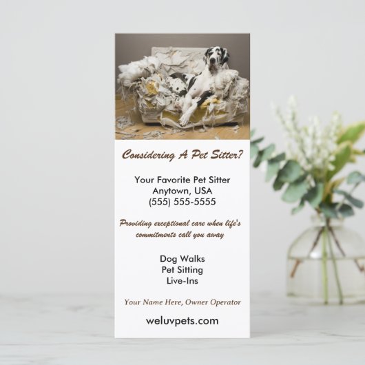 Grote Deen Ontspannen op Kauwbank Pet Sitter (Staand voorkant)