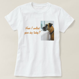 Grote Deen Sadly Looking Out Window voor Dog Walke T-shirt