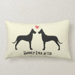 Grote Denen Huwelijkshonden | Happy Couple Custom Kussen<br><div class="desc">Grote Deense silhouetten tegenover elkaar met hart. De tekst, "Happily Ever After" kan worden gepersonaliseerd met uw eigen begroeting, namen of trouwdatum. Maakt een geweldig cadeau voor vrijgezellenfeesten, bruiloften en mijlpaaljubilea. Een decoratief kussen voor grote Deense liefhebbers. Bezoek de Doodle World van Jenn voor nog meer unieke hondenrassen kussens en...</div>