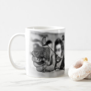 Grote duim omhoog voor geld, witte koffiemok. koffiemok