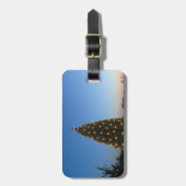 Grote en kleine kerstbomen in vakantie zonsonderga bagagelabel (Voorkant verticaal)