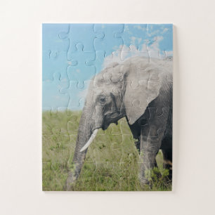 Grote exotische grijze olifant die loopt legpuzzel