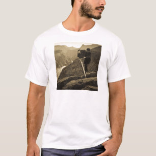 Grote filmcamera met Canyon-fotograaf T-shirt