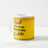 Grote geesten denken onafhankelijk, niet als koffi koffiemok (Voorkant links)