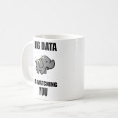 Grote gegevens kijken naar je koffiemok (Voorkant links)