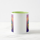 Grote, gekleurde slang tegen een gekleurde achterg mok (Midden)