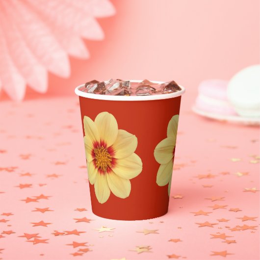 Grote Gele Dahlia op Red Floral Pattern Papieren Bekers (Insitu)