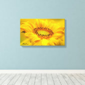 Grote gele zonnebloem stretched canvas print (Insitu (Houten vloer))
