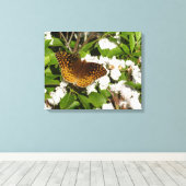 Grote gespikkelde parelmoervlinder op berglaurier canvas afdruk (Insitu (Houten vloer))
