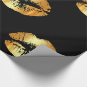Grote gouden lippen kussen op zwart verpakkingspap cadeaupapier (Hoek)