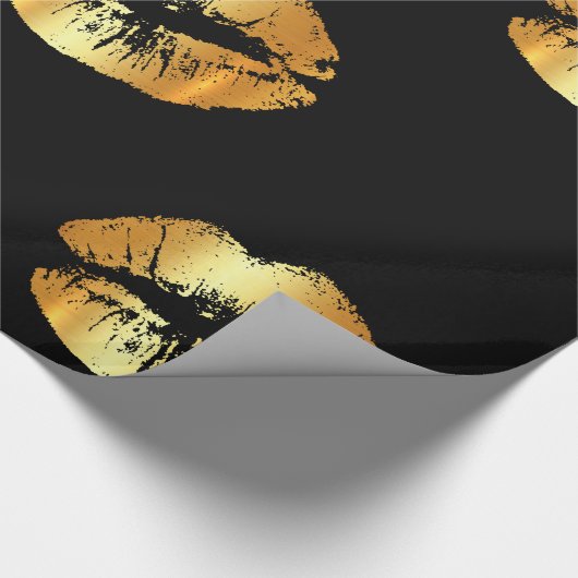 Grote gouden lippen kussen op zwart verpakkingspap cadeaupapier (Hoek)