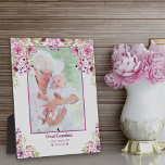 Grote Grandma Pink en Paarse Floral Overlay Foto Fotoplaat<br><div class="desc">Creëer uw eigen fotoplak met een van uw favoriete afbeeldingen - perfect voor het eerste grootmoeders grootkind. Het fotomalplaatje is opstelling voor u om uw eigen foto toe te voegen, die in portretformaat met een smalle grens wordt getoond. Dit bloemontwerp van de waterverf heeft roze bloemen en foliage die als...</div>