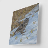 Grote grijze boomkor die op sneeuwwild staat Foto Vierkante Klok (Hoek)