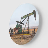 Grote groene pomp in een olieveld grote klok (Hoek)