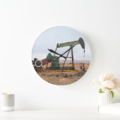 Grote groene pomp in een olieveld grote klok (Huis)