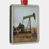 Grote groene pomp in een olieveld metalen ornament (Rechts)