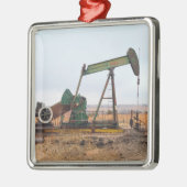 Grote groene pomp in een olieveld metalen ornament (Links)