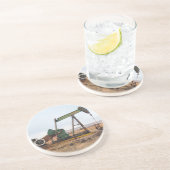 Grote groene pomp in een olieveld zandsteen onderzetter (Zijkant)