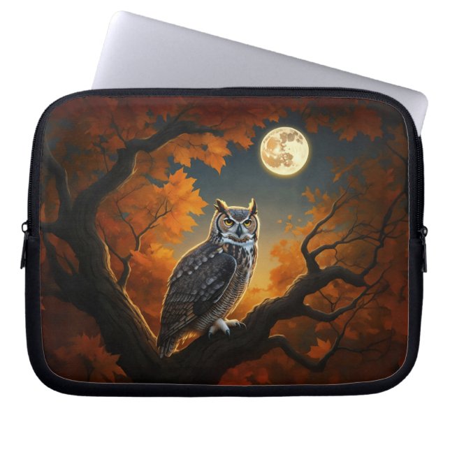 Grote Horned Uil in de herfst Laptop Sleeve (Voorkant)