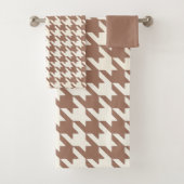 Grote Houndstooth Patroon Mocha Mousse en wit Bad Handdoek (Insitu)