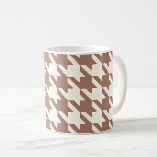 Grote Houndstooth Patroon Mocha Mousse en wit Koffiemok (Voorkant rechts)