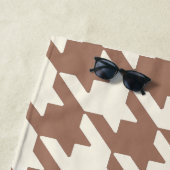Grote Houndstooth Patroon Mocha Mousse Strandlaken (In situ)