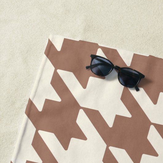 Grote Houndstooth Patroon Mocha Mousse Strandlaken (In situ)
