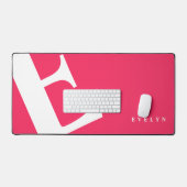 Grote Initiaal | Moderne Typografie | Roze Bureaumat (Keyboard & Muis)