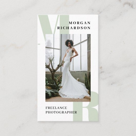 Grote Initialen Sage Green Typografie Visitekaartje (Voorkant)