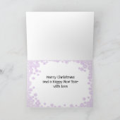 Grote kleindochter met prettige kerst kaart (Binnen)