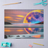 Grote, kleurrijke maan stijgt boven water tissuepapier (Craft)