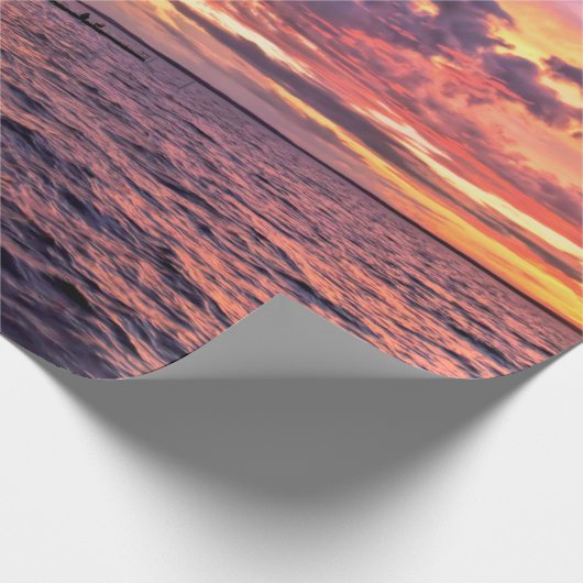 Grote kleurrijke zonsondergang over het waterstran cadeaupapier (Hoek)