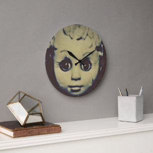 grote klok met gehakte pop