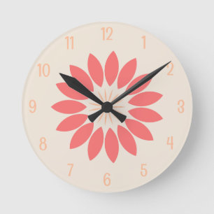 Grote koraal bloem op crème ronde klok