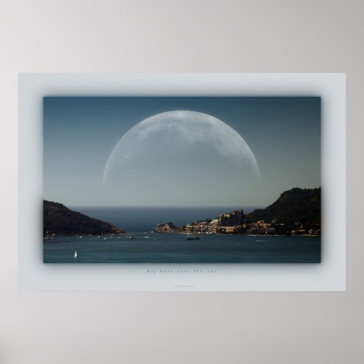 grote maan over het zee poster (Voorkant)