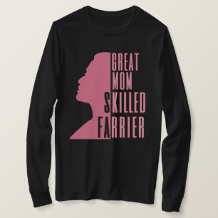 Grote Mam Skill-veer in roze T-shirt